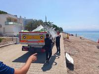 EDREMIT SAHILLERINDE İZINSIZ ŞEZLONGLAR TOPLANDI