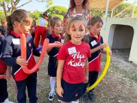 MİNİK ÖĞRENCİLER SOKAK HAYVANLARIYLA SEVGİ KÖPRÜSÜ KURDU