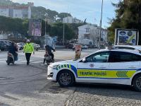 AYVALIK’TA TRAFİK POLİSİ EKSİK EVRAKLI VE KASKSIZ MOTOSİKLET SÜRÜCÜLERİNE GEÇİT VERMİYOR