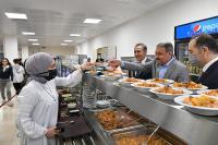 ÖĞRENCILERIN İFTAR YEMEĞI VALI ŞILDAK'IN ELINDEN