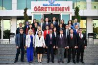 VALI ŞILDAK'TAN EĞITIME ÖZEL İLGI