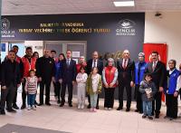 VALI ŞILDAK'TAN DEPREMZEDELERE ZIYARET