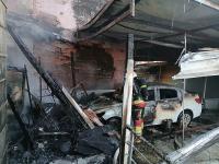 AYVALIK’TA BİR VİLLANIN GARAJINDAKİ PARK HALİNDEKİ ARAÇTA ÇIKAN YANGIN EVE SIÇRADI