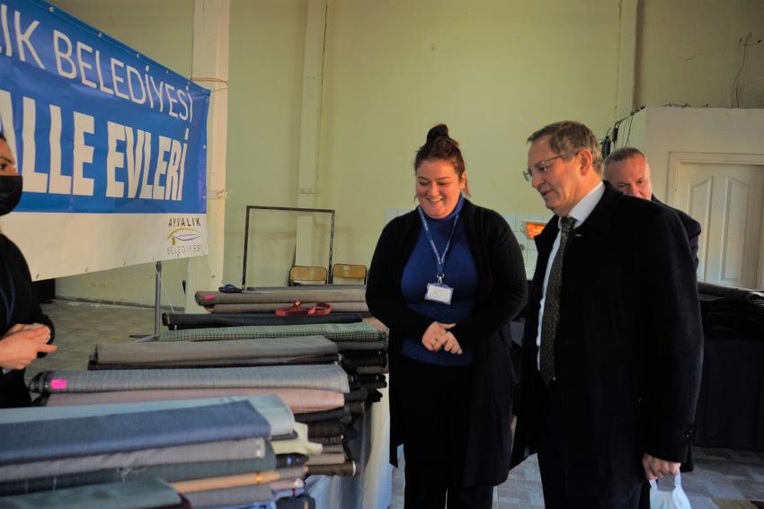 KUMAŞLARDAN, EL EMEĞİ ÜRÜNLERE HER ŞEY AYVALIK MAHALLE PAZARI’NDA