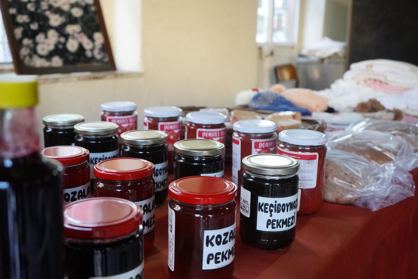 KUMAŞLARDAN, EL EMEĞİ ÜRÜNLERE HER ŞEY AYVALIK MAHALLE PAZARI’NDA