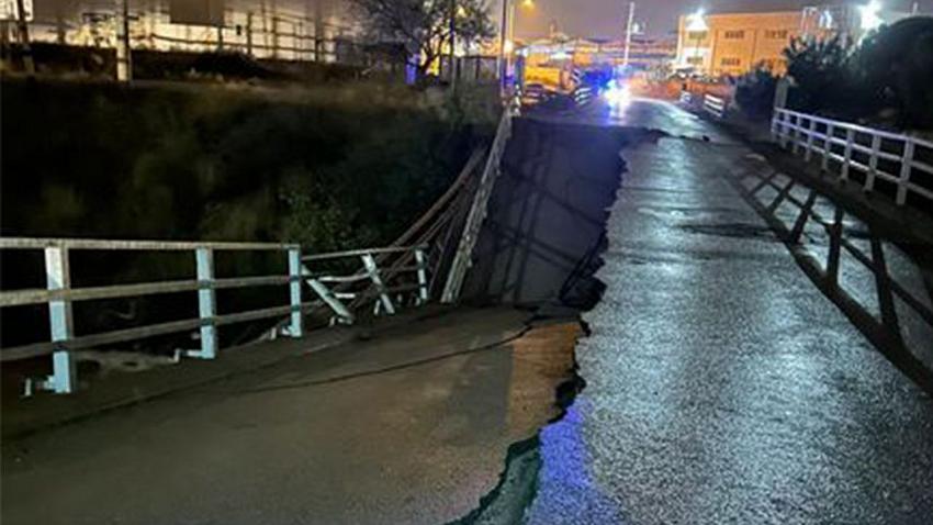 ŞİDDETLİ YAĞIŞ EDREMİT İLE AKÇAY’I BAĞLAYAN KURUÇAY KÖPRÜSÜNÜ ÇÖKERTTİ