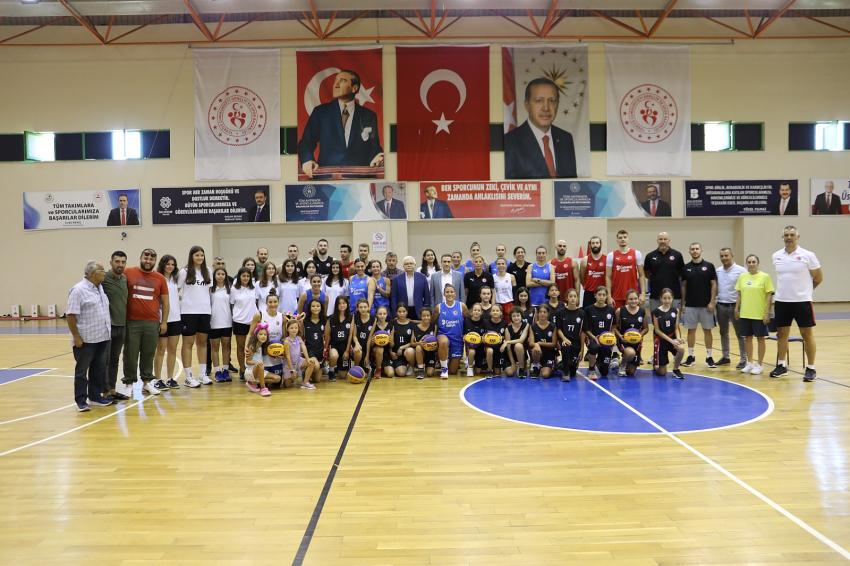 MİLLİ TAKIM KAMPTA ZİYARET EDİLDİ