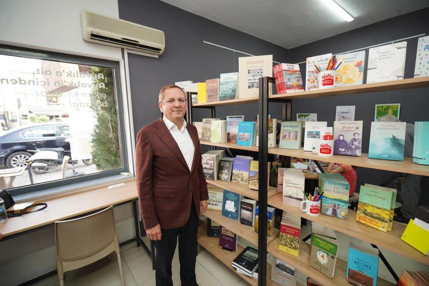 OKTAY EKİNCİ KARİKATÜRLÜ EV VE AYVALIK KİTAPÇISI AÇILDI…