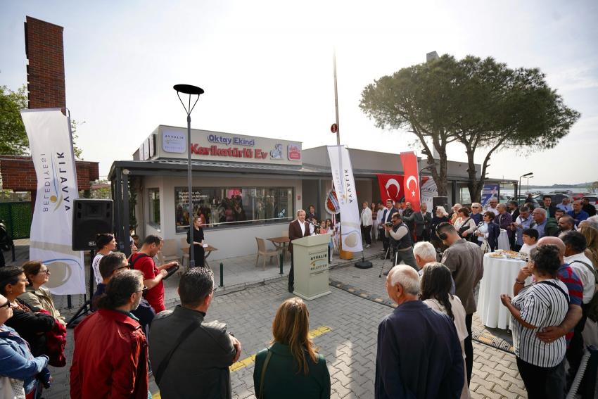 OKTAY EKİNCİ KARİKATÜRLÜ EV VE AYVALIK KİTAPÇISI AÇILDI…