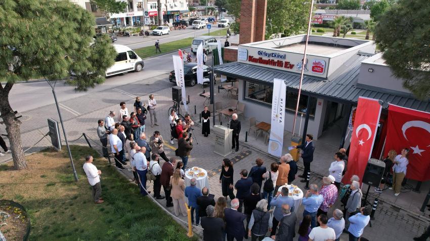 OKTAY EKİNCİ KARİKATÜRLÜ EV VE AYVALIK KİTAPÇISI AÇILDI…