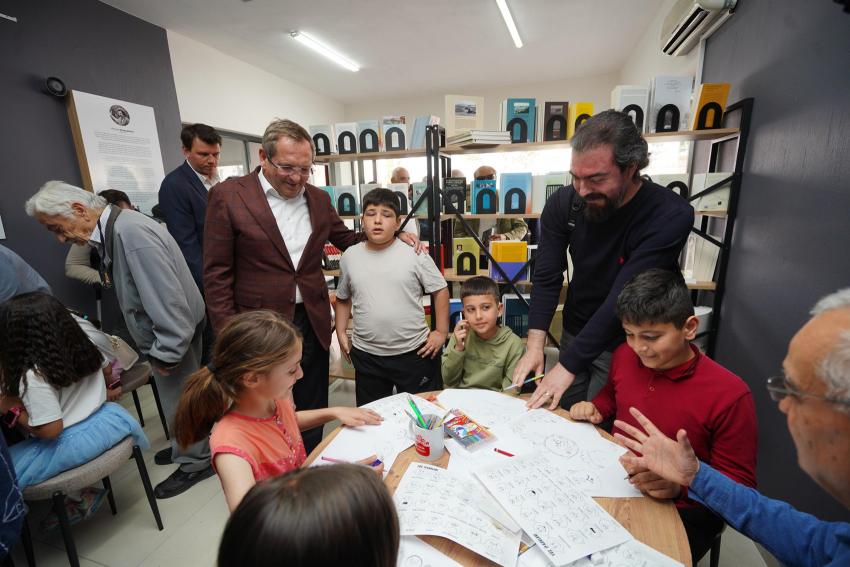 OKTAY EKİNCİ KARİKATÜRLÜ EV VE AYVALIK KİTAPÇISI AÇILDI…