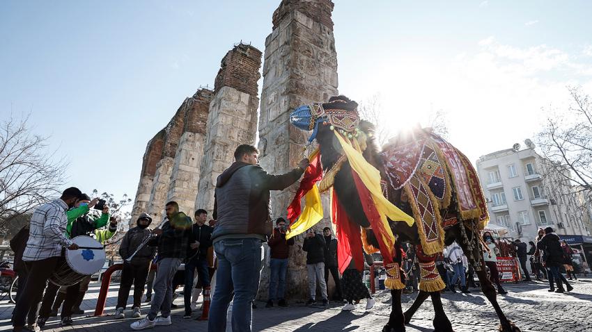 BATI ANADOLU'NUN ORTAK TUTKUSU: PEHLIVAN DEVELER