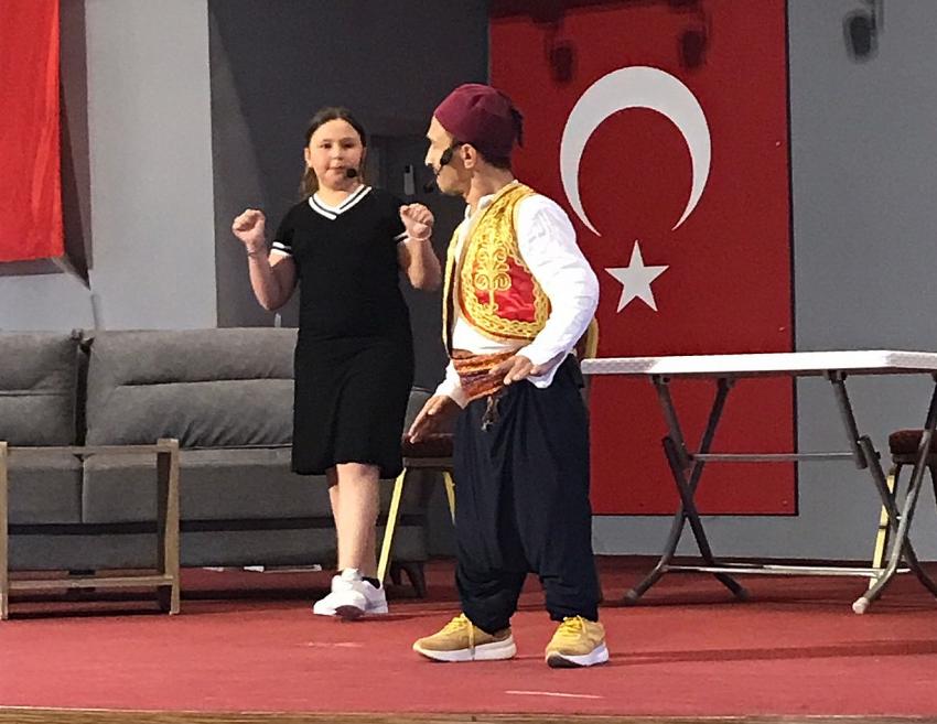 ENGELLİ ÇİFT ÇOCUK OYUNUYLA MİNİKLERİ KAHKAHAYA BOĞDU