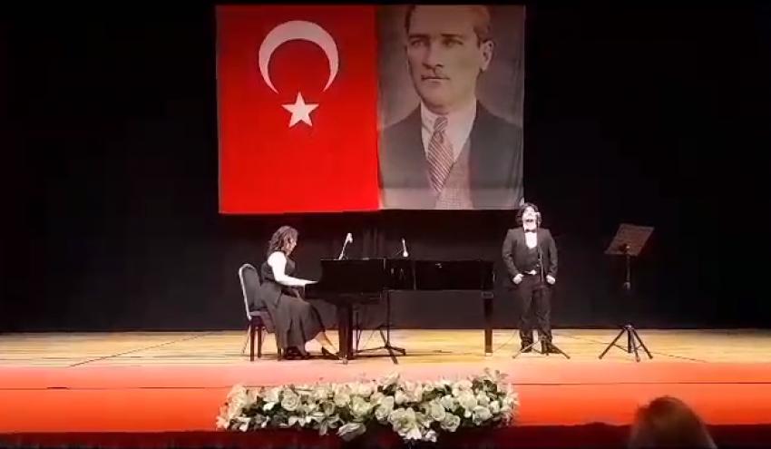 KARŞIYAKALI OPERA SANATÇISI PEZEK'E BÜYÜK ALKIŞ