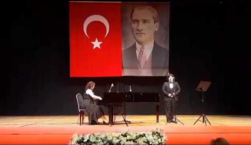 KARŞIYAKALI OPERA SANATÇISI PEZEK'E BÜYÜK ALKIŞ