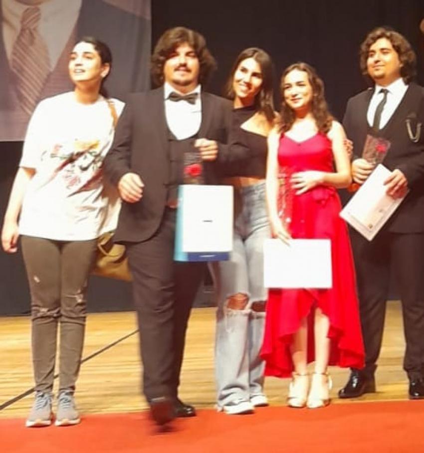 KARŞIYAKALI OPERA SANATÇISI PEZEK'E BÜYÜK ALKIŞ