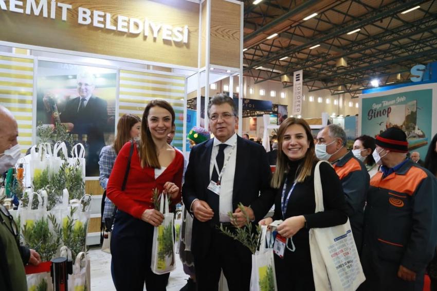 EDREMİT BELEDİYESİ EMİTT’TE ZEYTİN FİDANI DAĞITIYOR