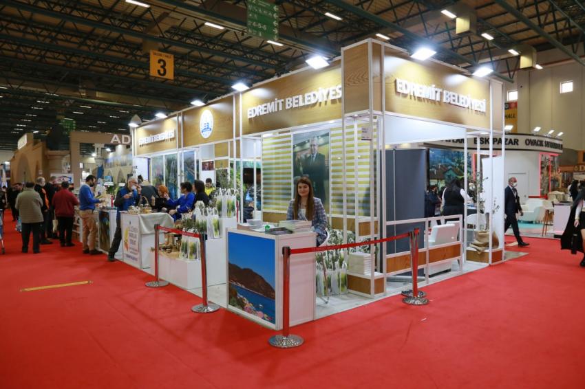 EDREMİT BELEDİYESİ EMİTT’TE ZEYTİN FİDANI DAĞITIYOR