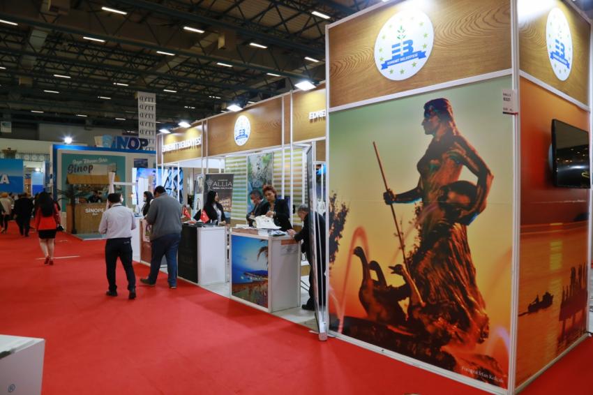 EDREMİT BELEDİYESİ EMİTT’TE ZEYTİN FİDANI DAĞITIYOR