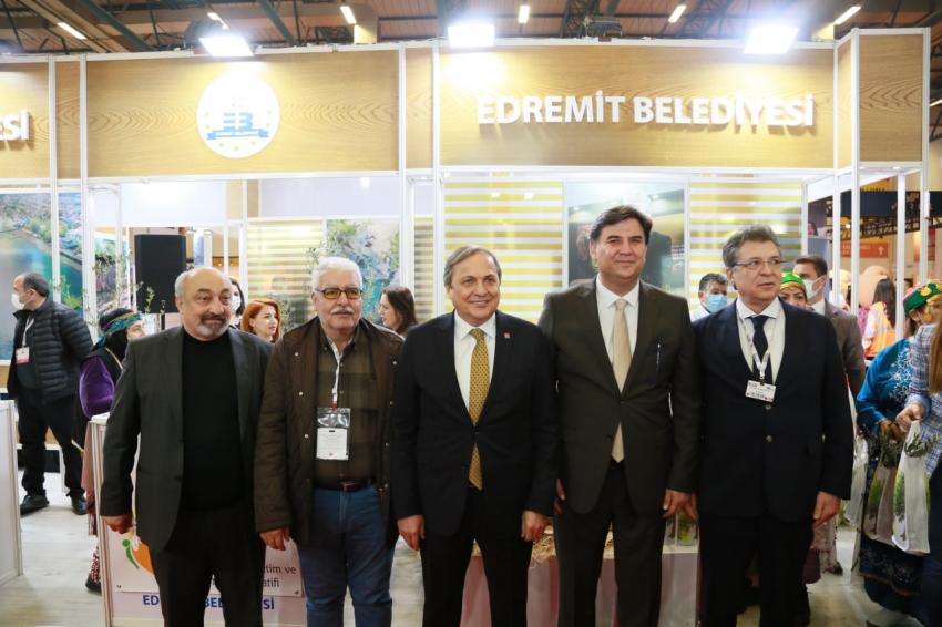 EDREMİT BELEDİYESİ EMİTT’TE ZEYTİN FİDANI DAĞITIYOR