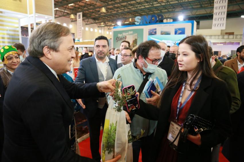 EDREMİT BELEDİYESİ EMİTT’TE ZEYTİN FİDANI DAĞITIYOR