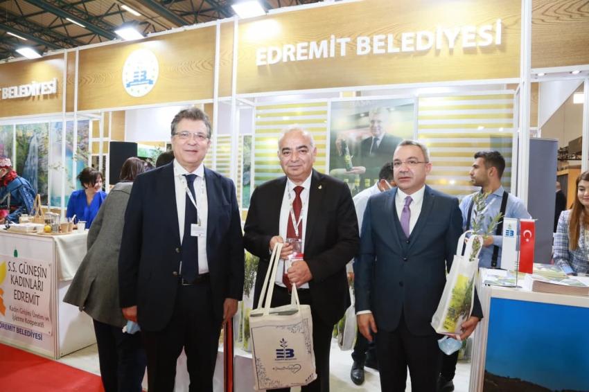 EDREMİT BELEDİYESİ EMİTT’TE ZEYTİN FİDANI DAĞITIYOR