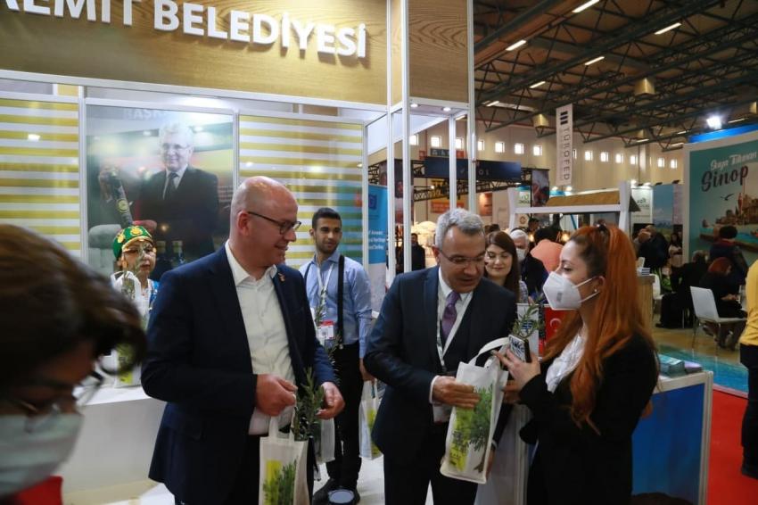 EDREMİT BELEDİYESİ EMİTT’TE ZEYTİN FİDANI DAĞITIYOR