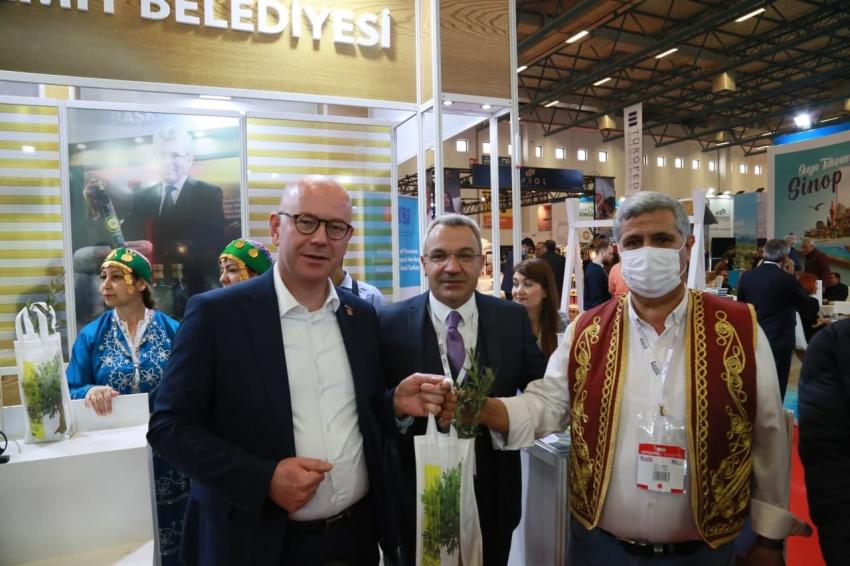 EDREMİT BELEDİYESİ EMİTT’TE ZEYTİN FİDANI DAĞITIYOR