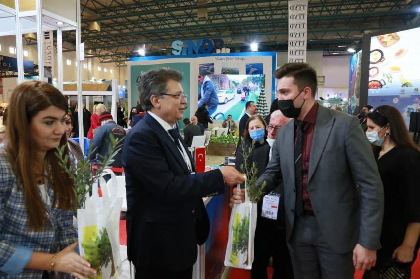 EDREMİT BELEDİYESİ EMİTT’TE ZEYTİN FİDANI DAĞITIYOR