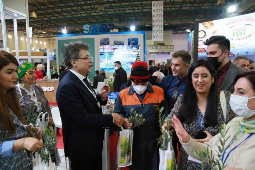 EDREMİT BELEDİYESİ EMİTT’TE ZEYTİN FİDANI DAĞITIYOR