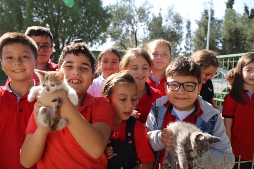 BURHANİYE’DE ÖĞRENCİLERDEN HAYVAN BARINAĞINA ZİYARET