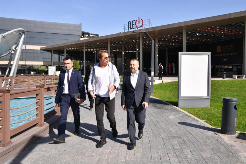 Engin Altan Düzyatan Büyükşehir’e hayran kaldı