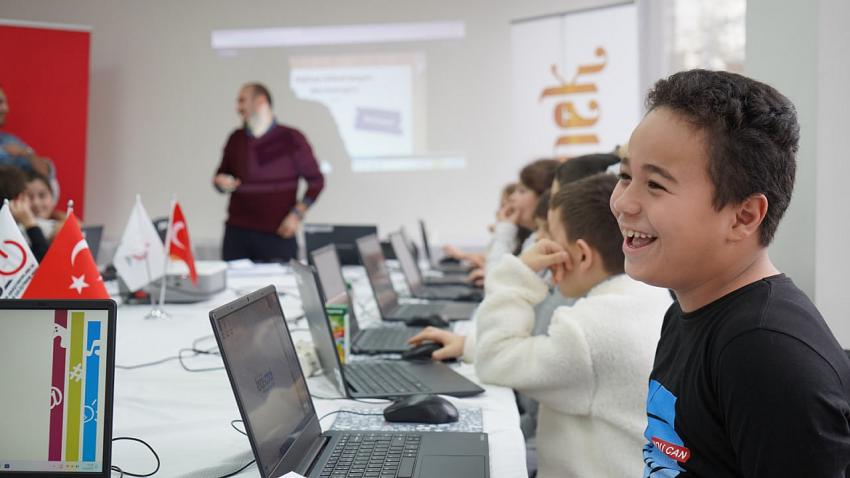 Geleceği Şekillendiren Eller: