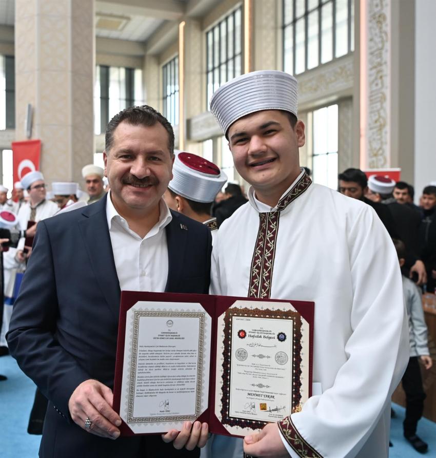 Yücel Yılmaz, genç hafızların coşkusuna ortak oldu