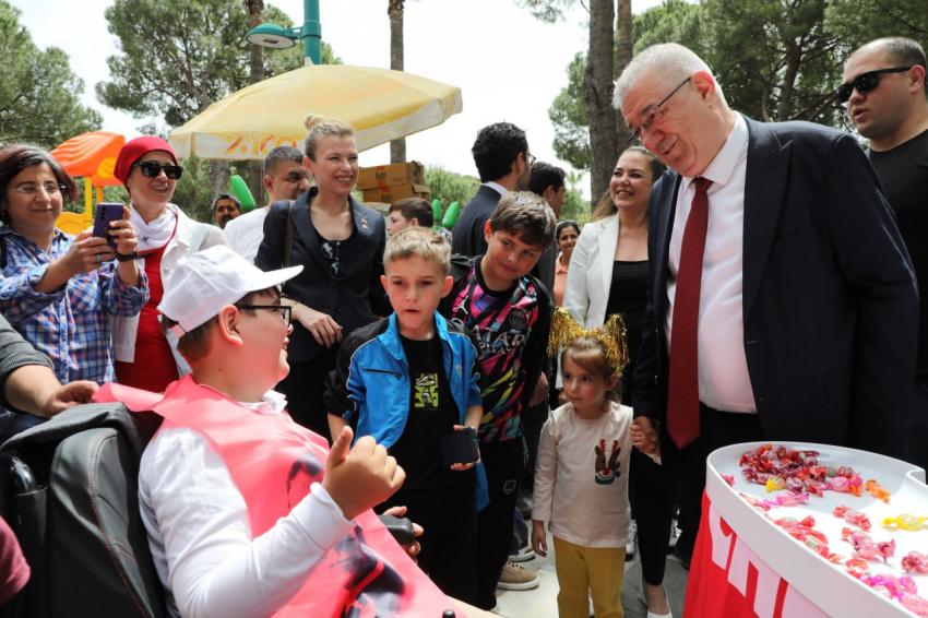 Başkan Ertaş, çocukların bayram coşkusuna ortak oldu