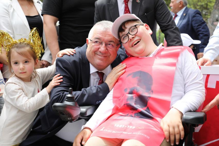 Başkan Ertaş, çocukların bayram coşkusuna ortak oldu