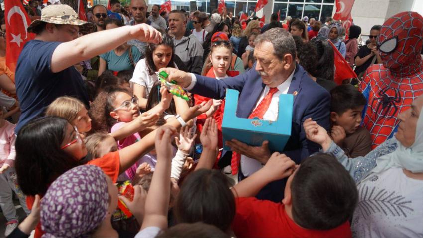 Başkan Ertaş, çocukların bayram coşkusuna ortak oldu