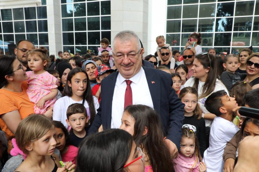 Başkan Ertaş, çocukların bayram coşkusuna ortak oldu
