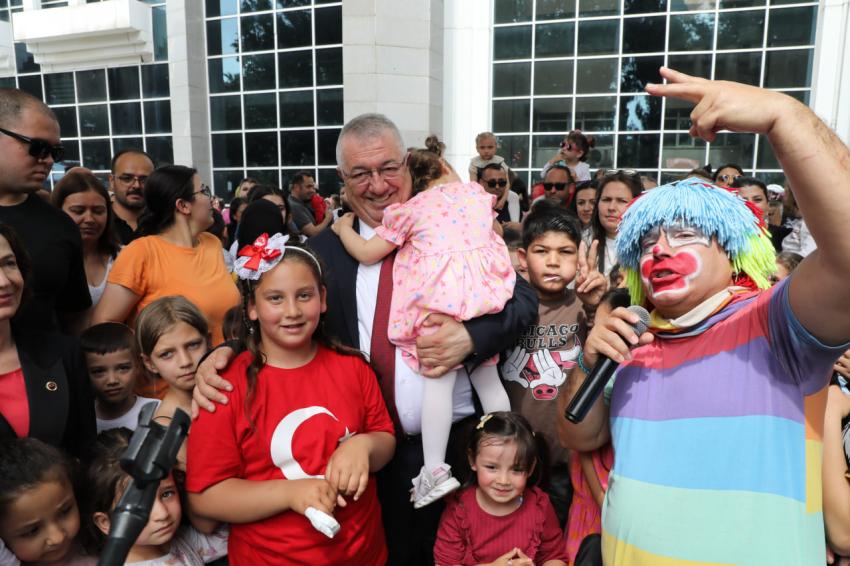 Başkan Ertaş, çocukların bayram coşkusuna ortak oldu