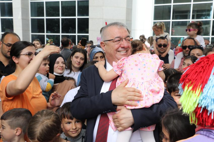 Başkan Ertaş, çocukların bayram coşkusuna ortak oldu