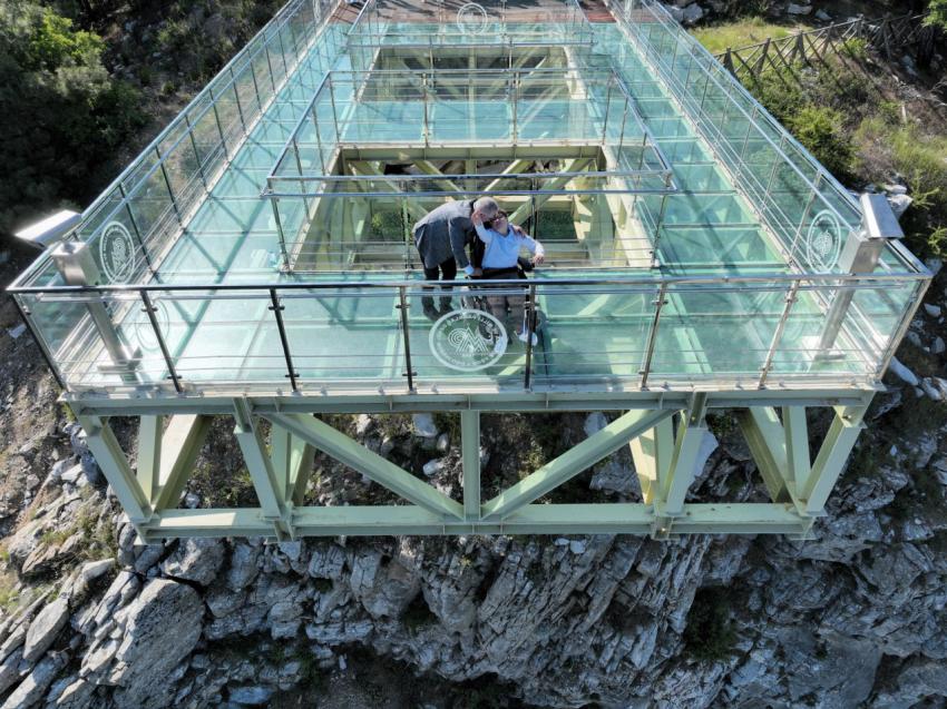 Başkan Ertaş, engelli öğrencinin dileğini gerçekleştirdi