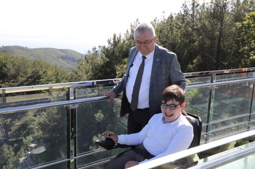 Başkan Ertaş, engelli öğrencinin dileğini gerçekleştirdi