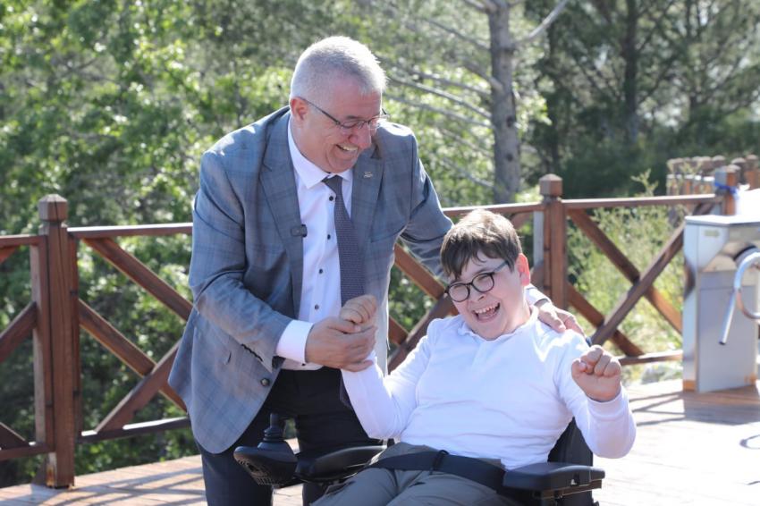 Başkan Ertaş, engelli öğrencinin dileğini gerçekleştirdi
