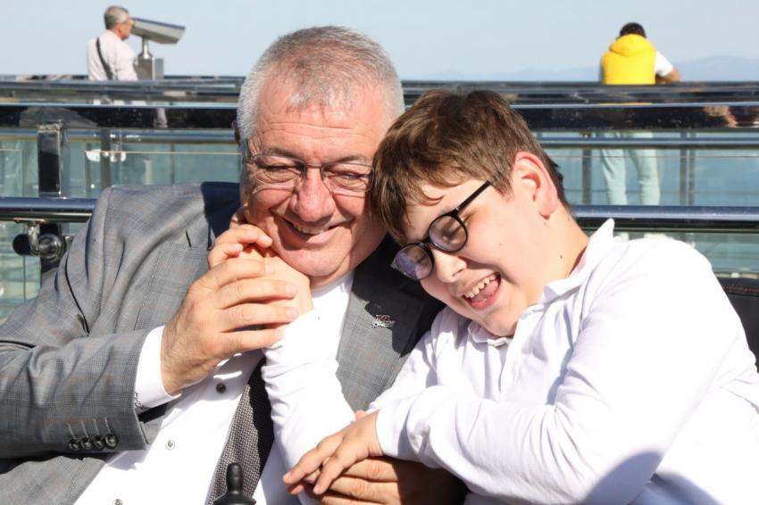 Başkan Ertaş, engelli öğrencinin dileğini gerçekleştirdi