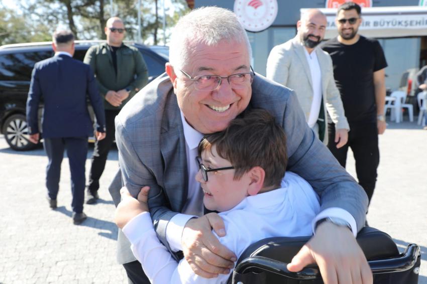 Başkan Ertaş, engelli öğrencinin dileğini gerçekleştirdi