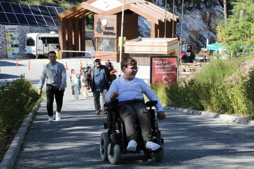 Başkan Ertaş, engelli öğrencinin dileğini gerçekleştirdi