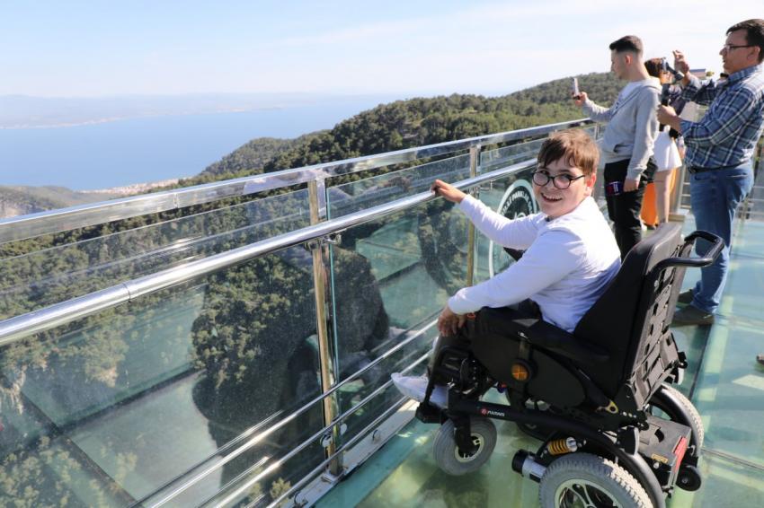 Başkan Ertaş, engelli öğrencinin dileğini gerçekleştirdi