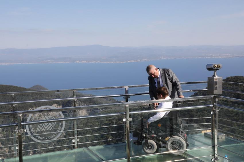 Başkan Ertaş, engelli öğrencinin dileğini gerçekleştirdi