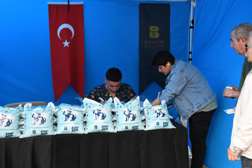 Büyükşehir, patili dostlar için mama dağıtıyor