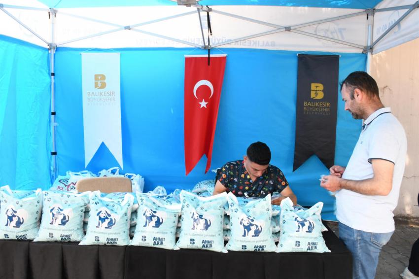 Büyükşehir, patili dostlar için mama dağıtıyor